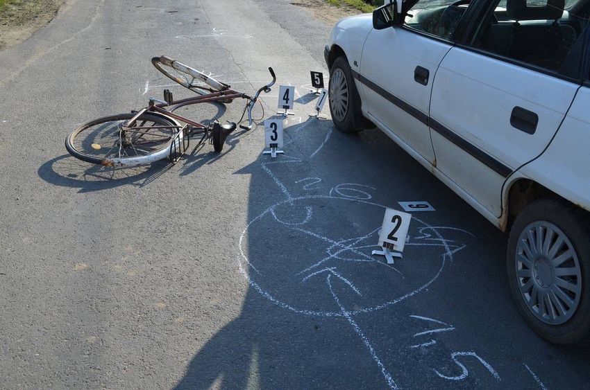 Autónak rohant egy bicikliző gyerek Létavértesen