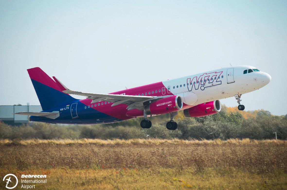 Egy drón jelent meg a landoló Wizz Air-járat mellett