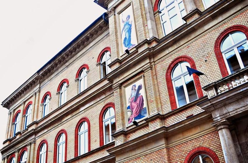 Okoseszközök: kirúgták az elit gimnázium igazgatóját