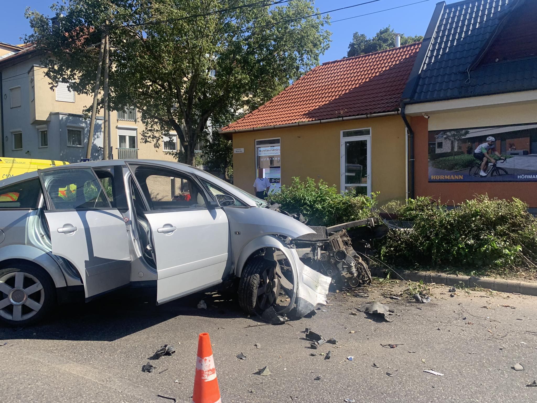 Villanyoszlopnak csapódott egy autó Debrecen belvárosában