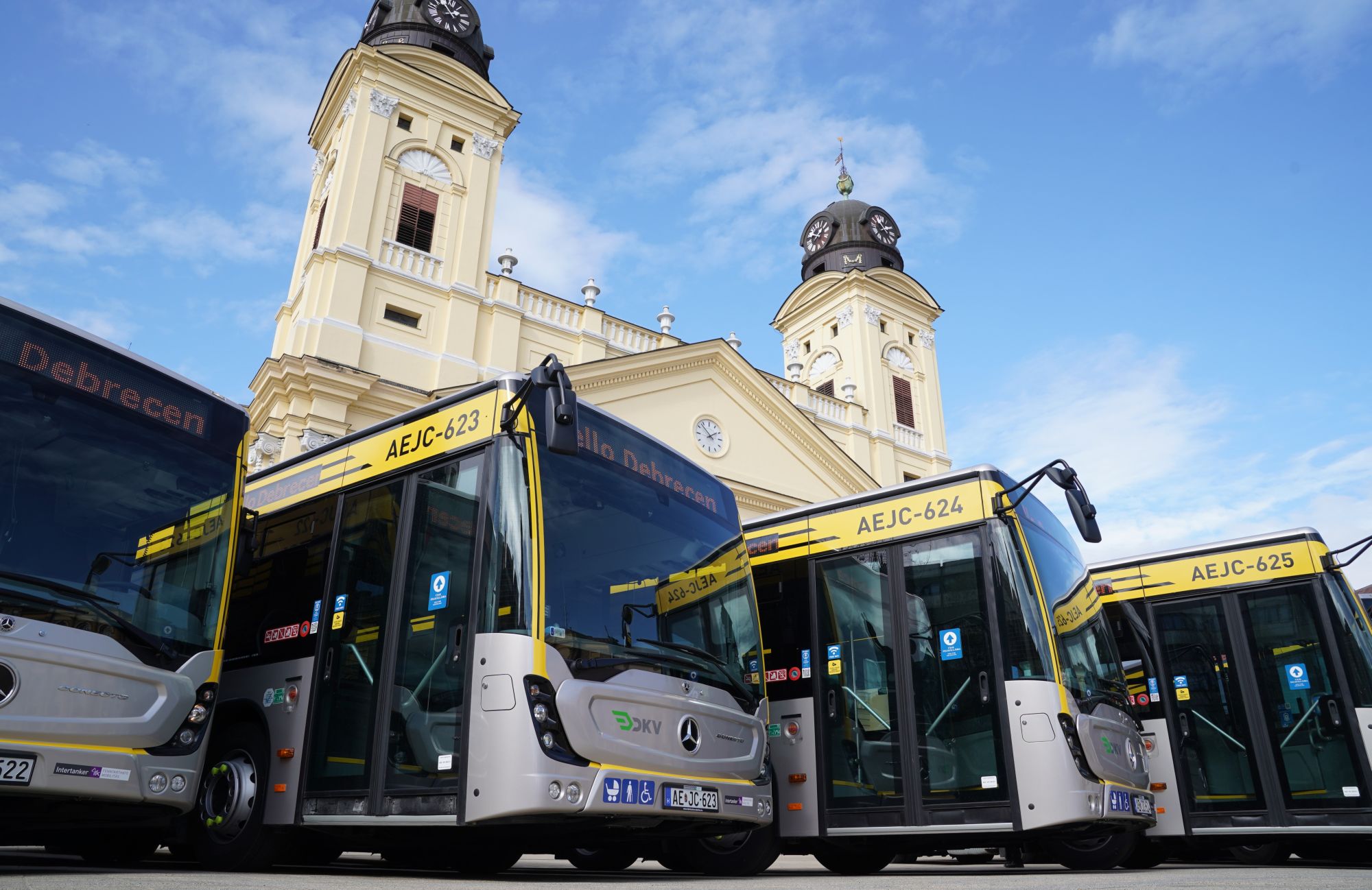 Tíz újabb Mercedes váltja a korábbi Volvókat Debrecenben