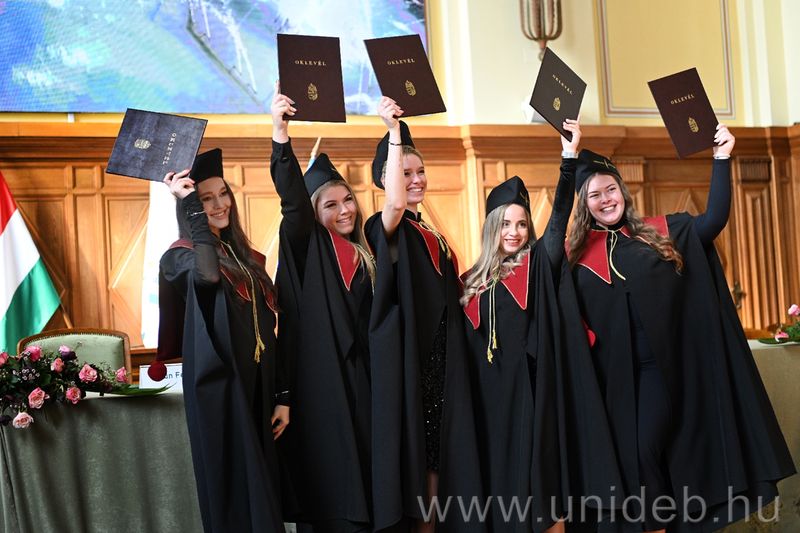 Negyvennyolcan emelték magasba diplomájukat Debrecenben 