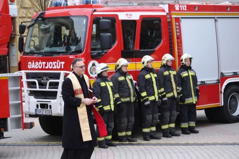 Tűzoltó járműveket szenteltek Nyíregyházán
