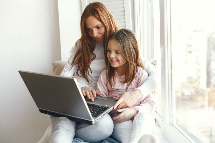 Biztonságos internethasználat: kézikönyv szülőknek