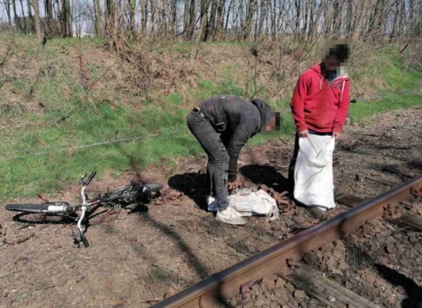 Két baktalórántházi fiú vasúti síneket szedett szét