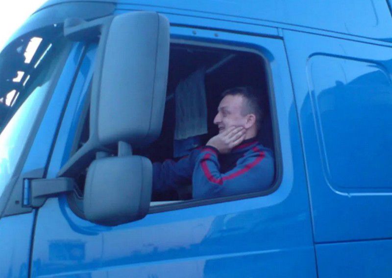 Német tömegek kérik a lengyel kamionos kitüntetését