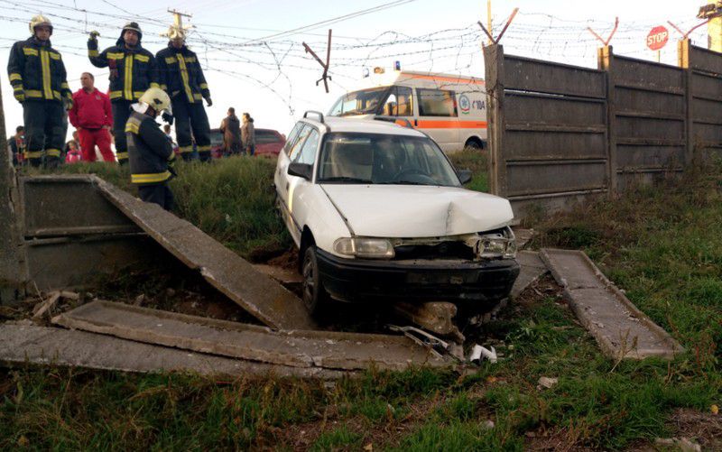 Betonkerítésnek csapódott egy autó Nyírbátorban