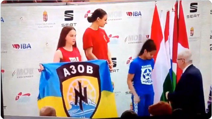 Ukrán szélsőjobboldali zászlót lobogtattak a debreceniek szeme láttára