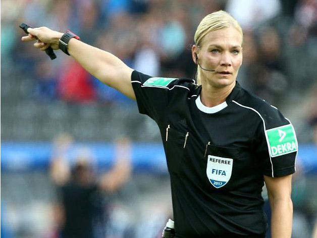 Megáll az ész! A női bíró miatt nem közvetítették a Bayern-meccset
