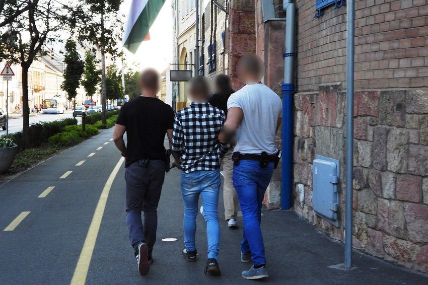 Elfogták a fiúkat, akik kirabolták a Dózsa György utcai trafikot