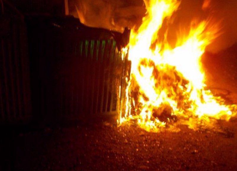 Szelektív sziget és könyvespolc is lángolt Debrecenben