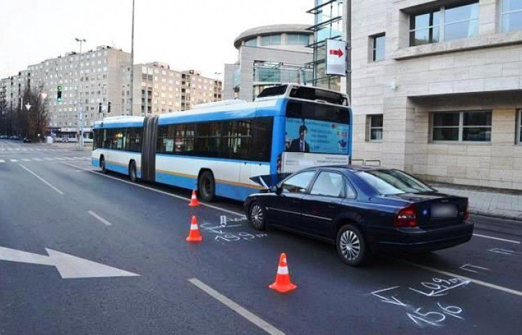 Ittas nő találta telibe a buszt a Volvójával Debrecenben