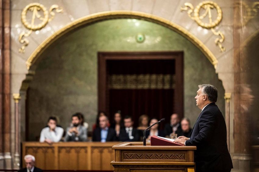 Orbán Viktor a királynak látja magát az uniós sakktáblán