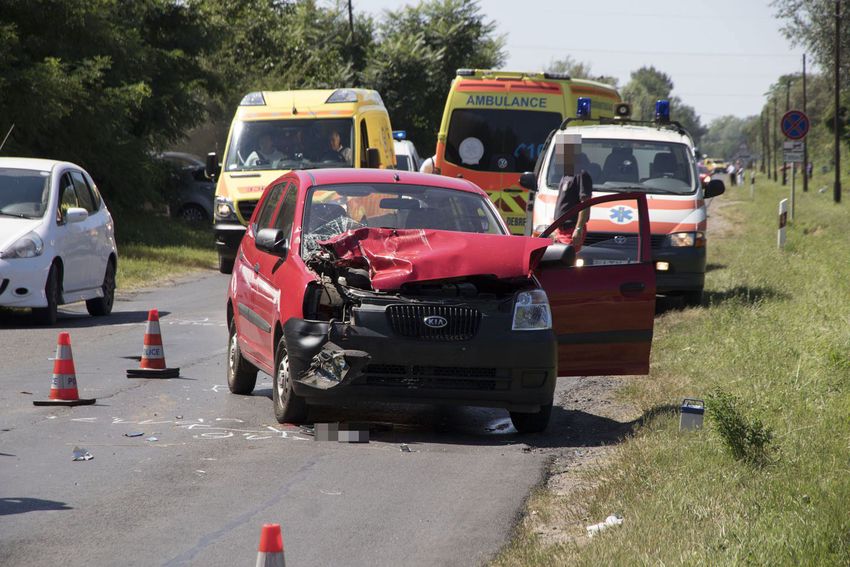 Lovas kocsiba csattant egy autós Debrecen határában