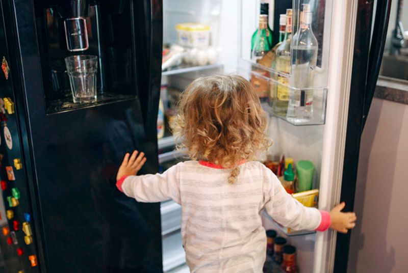 Emberek, tele a hűtőszekrény? Nem lesz bolt!  
