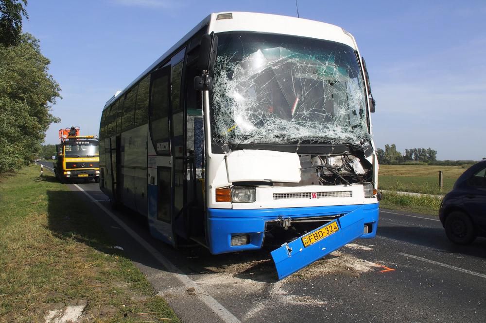 Súlyos buszbaleset Kecskemétnél, tíz sérült