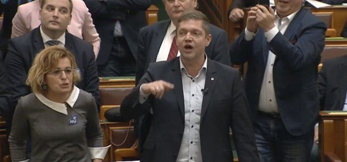 Botrány a parlamentben: szétfütyülte a vitát az ellenzék