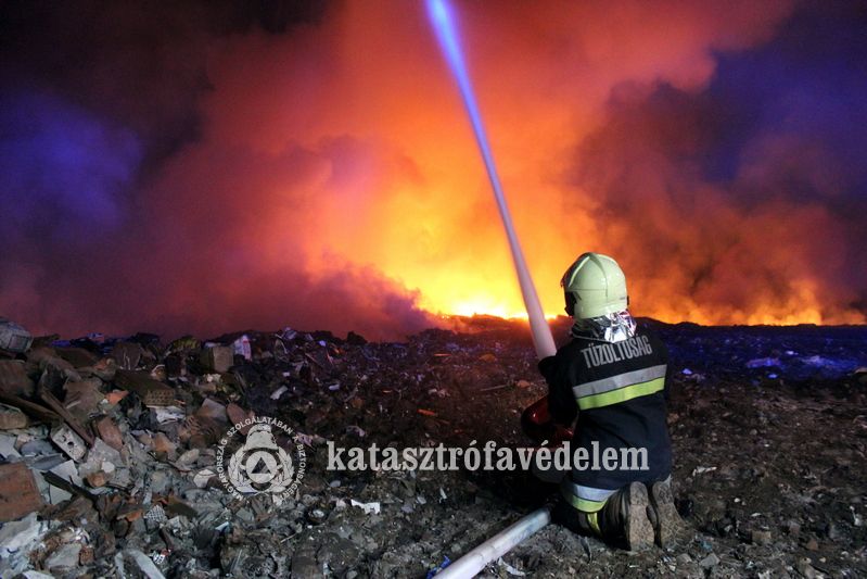 Hulladék lángol egy nyíregyházi szeméttelepen 