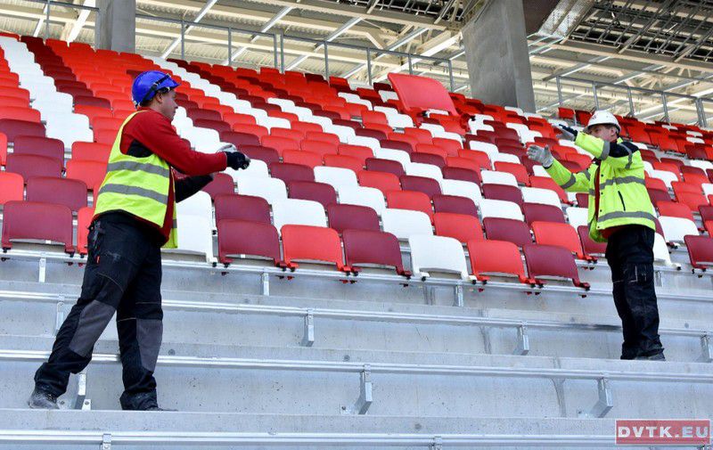 Már piros-fehérben a diósgyőri stadion! +Fotók