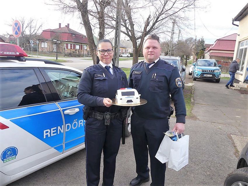 Hajdúszoboszlói rendőrök köszöntötték a születésnapos Botondot