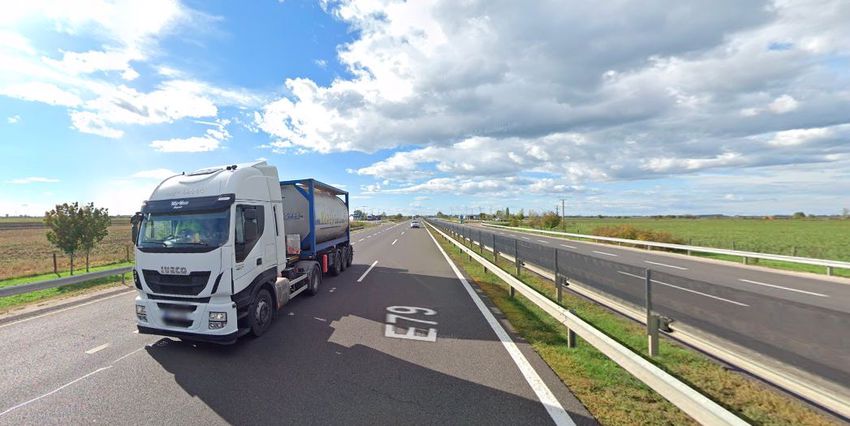 Kamion és autó ütközött az M35-ösön