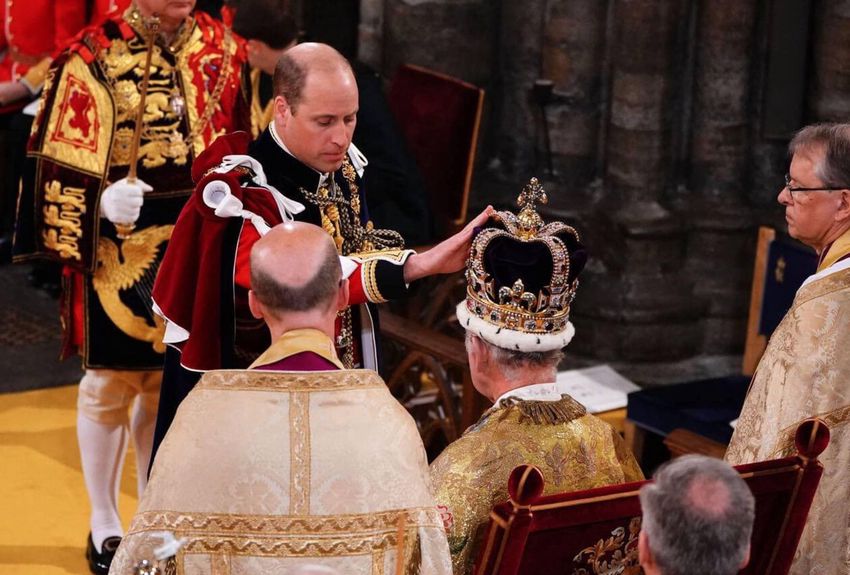 Megkoronázták a brit uralkodót