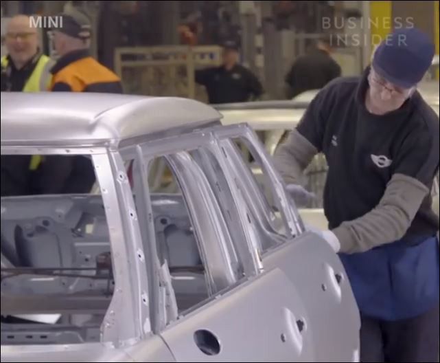 Így dolgoznak a BMW robotjai – VIDEÓ