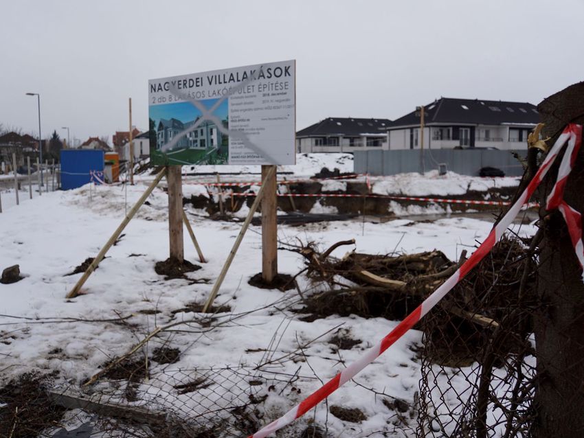 Benyomták a kerítést a vitatott debreceni építkezésnél