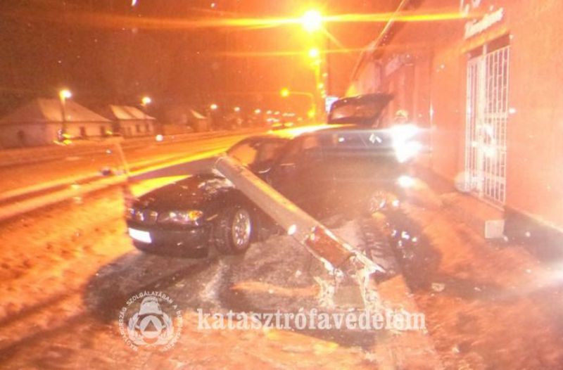 BMW gyomlált ki egy villanyoszlopot Debrecenben