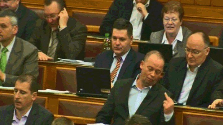 Fuck you! A parlamentben be lehet inteni