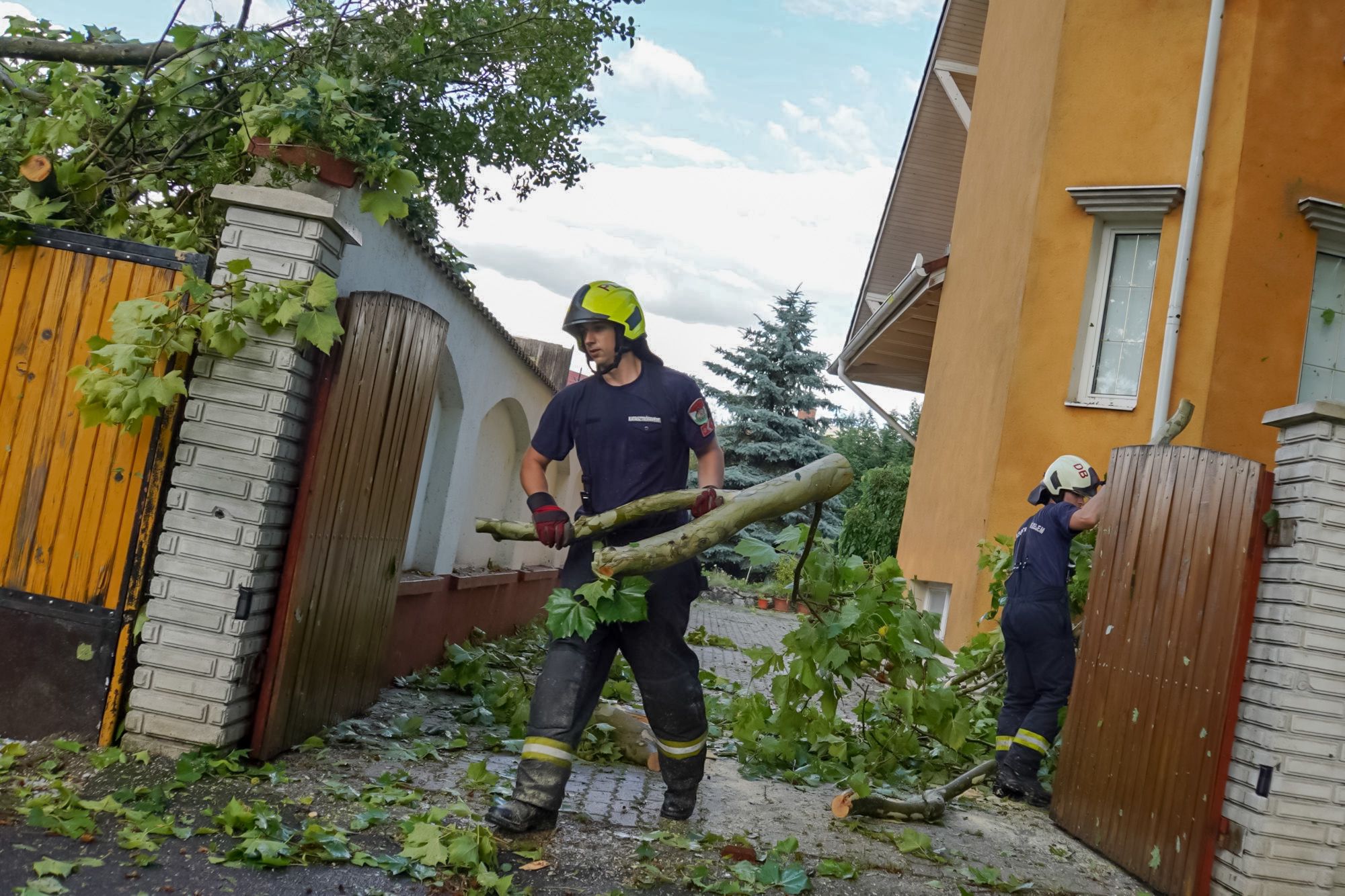 Debrecenben kerítésre, Hajdúszoboszlón épületre dőlt egy fa 
