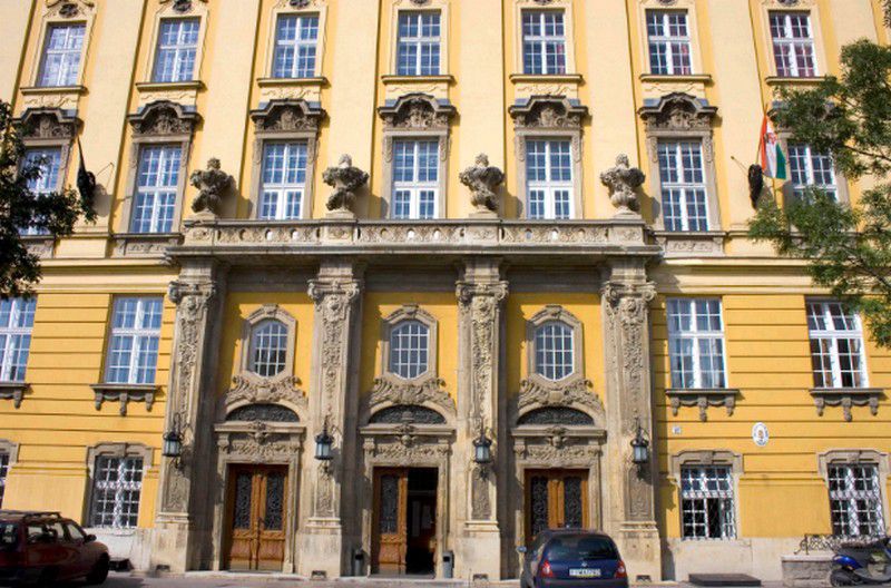 Kizuhant egy lány egy budapesti gimnázium ablakán