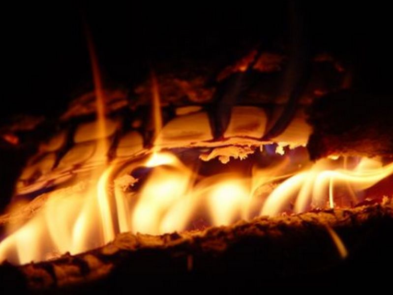 Debrecenben hűtő, Tégláson egy szoba lángolt