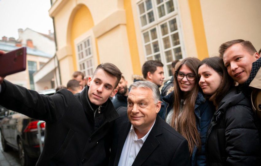 Orbán Viktor: ha a baloldal nyer, másnap megindulnak a fegyverszállítmányok