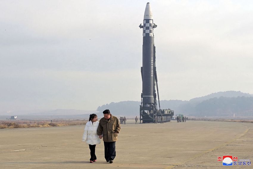 Kim Dzsongun megmutatta a lányát a világnak