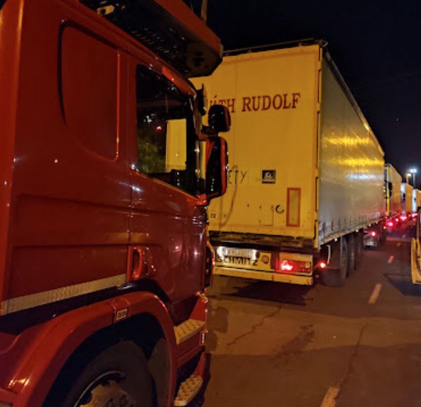 Blokád: nagyon feltorlódtak a kamionok Záhonynál