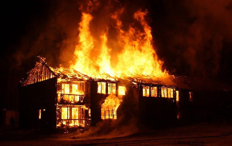 Lángokban állt a ház Miskolcon