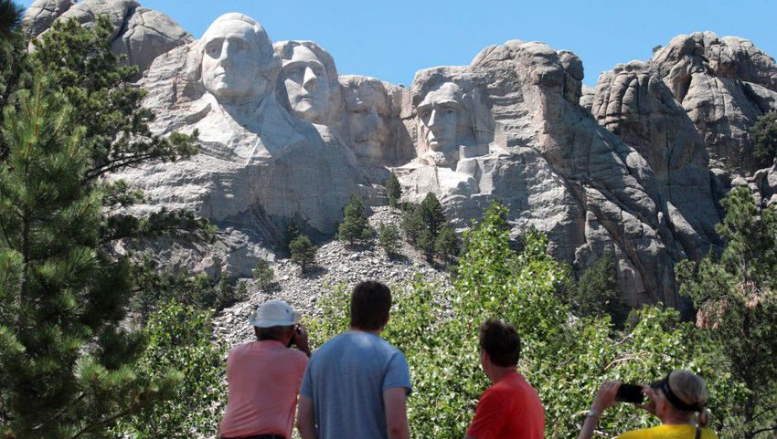 Már a Rushmore-hegy szobrait is le akarják rombolni