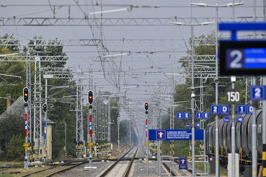 Elkészült a Püspökladány-Biharkeresztes vasútvonal villamosítása