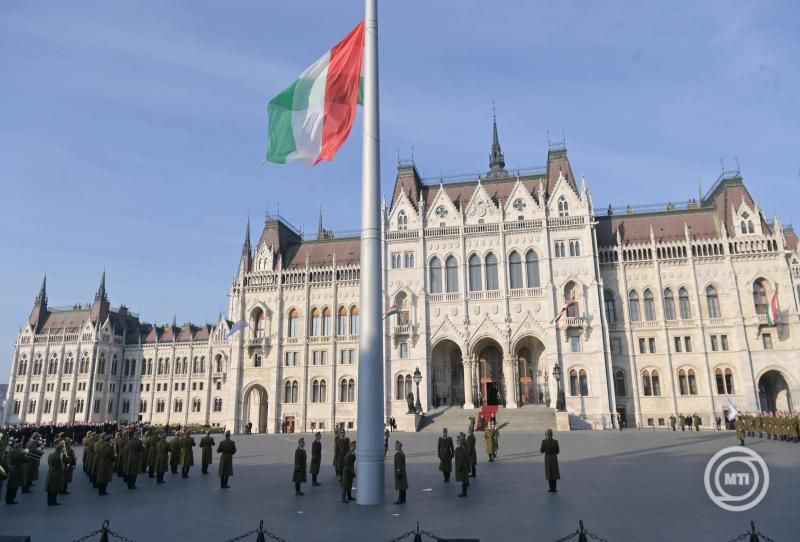 Felvonták a nemzeti lobogót az Országház előtt