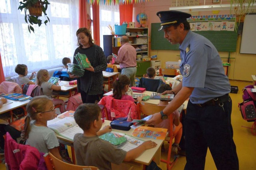 A rendőrök ajándékot vittek az ózdi iskolákba