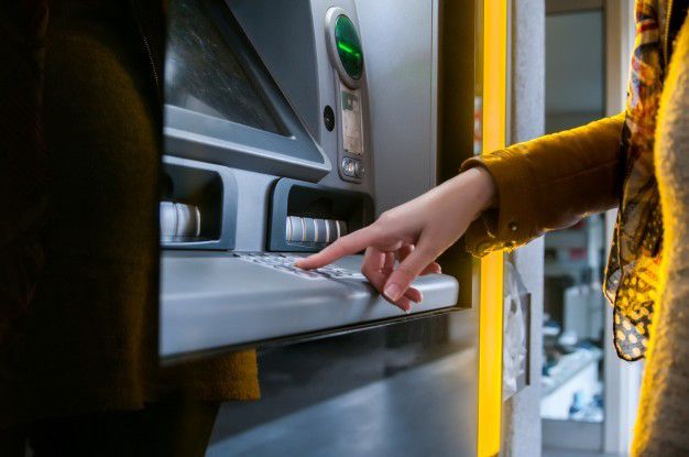 Négyen foszthatták ki a Tescóban lévő ATM-et Debrecenben