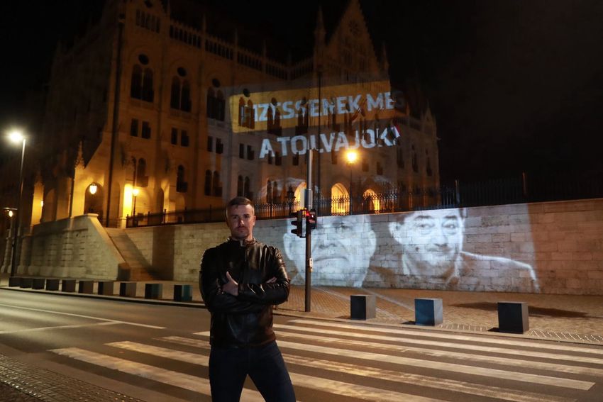 Orbán Viktort támadta az Országgyűlés falán a Jobbik elnöke 