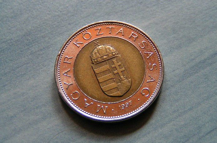 Júliusban jönnek az új 100 forintos érmék