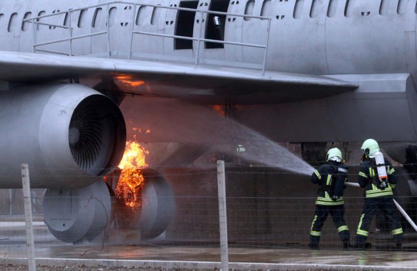 Égő repülőhöz riasztották a debreceni tűzoltókat. Ez komoly próbatétel volt!