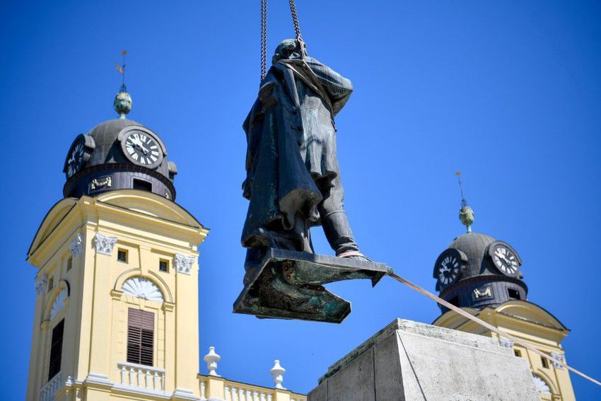 Viszlát, Kossuth Lajos! - elvitték Debrecen főtéri látványosságát
