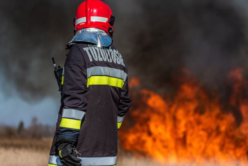 Szerepen az aljnövényzet, Debrecenben egy autó égett