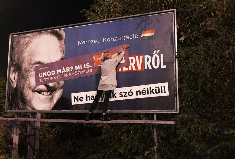 Debrecenben is meghekkelte a Soros-plakátokat a Momentum