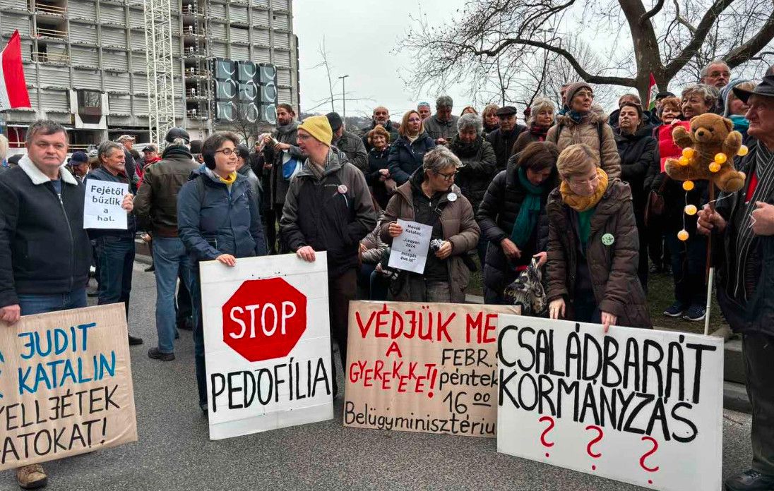 Novák Katalin lemondását követelik több ezren Budapesten