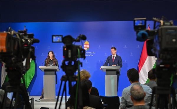 Több mint 300 ezer családot érintő bejelentést tett Gulyás Gergely